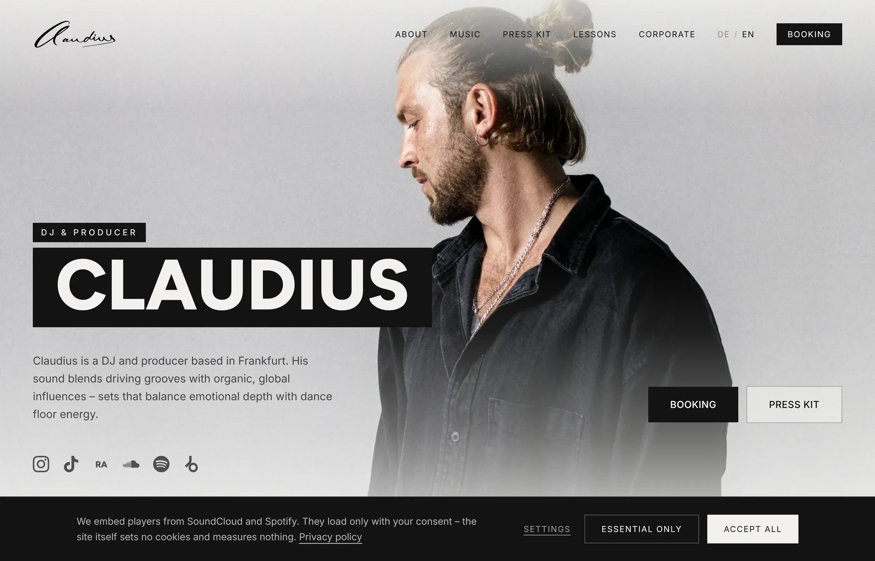 Startseite von claudius-music.de mit Porträt und Booking-Einstieg